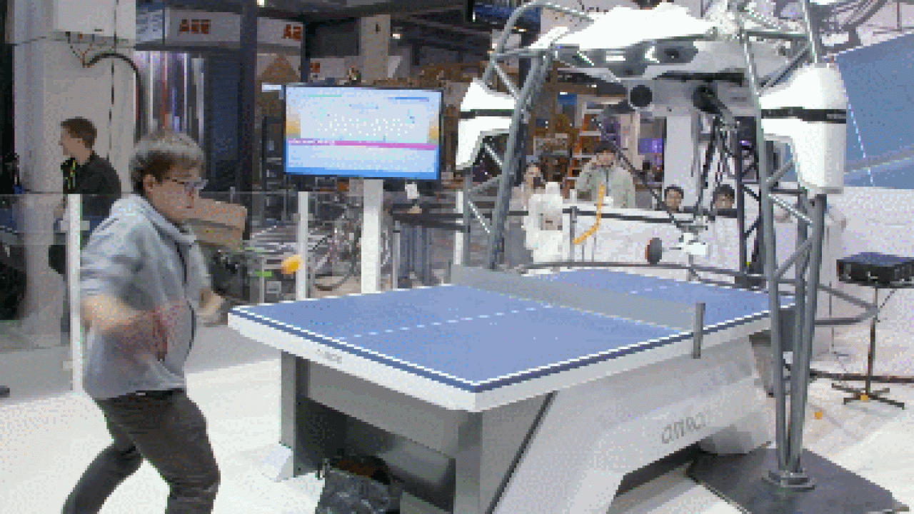 Le robot de tennis de table d'Omron 'FORPHEUS' certifié par le