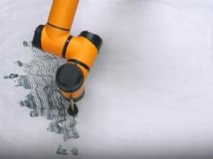 AI Gemini Robot Creates Chinese Shuimo Artwork